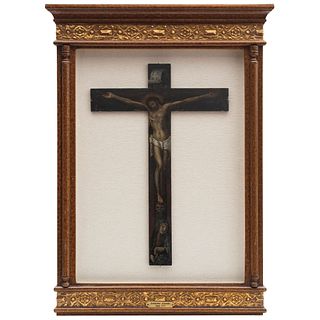 CRISTO CRUCIFICADO FINALES DEL SIGLO XVIII Óleo sobre madera. Montado en marco tallado y dorado con cristal Detalles de conser...