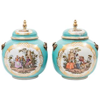 PAR DE TIBORES ALEMANIA, (1725-1740) Elaborados en porcelana  y decorados con escenas galantes al frente y en tapa. Medallón tra...