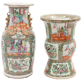 PAR DE JARRONES CHINA, SIGLO XX Porcelana estilo FAMILIA ROSA Entintada a  mano con mariposas, aves, motivos florales y escena...