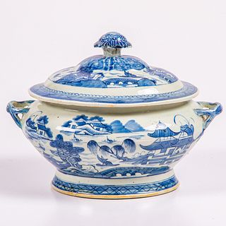 Chinese Canton Porcelain Covered Soup Tureen, ca. 1830