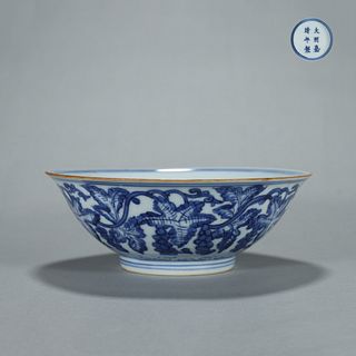 A blue and white grape porcelain bowl
