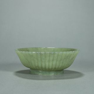 A Hetian jade daisy petal bowl