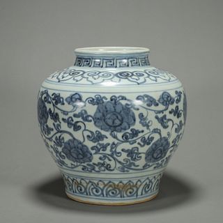 A blue and white interlocking flower porcelain jar