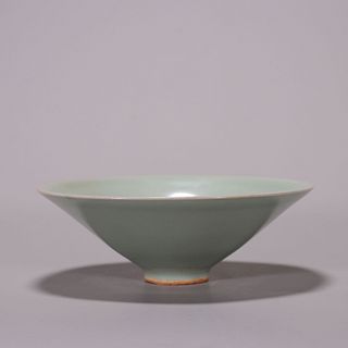 A Longquan kiln porcelain hat shaped cup
