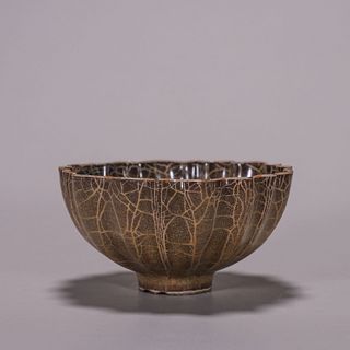 A Ge kiln glazed porcelain flower shaped bowl