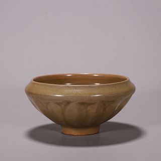 A Longquan kiln porcelain lotus petal bowl