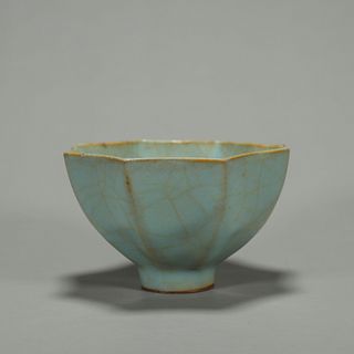 A Longquan kiln porcelain octagonal cup