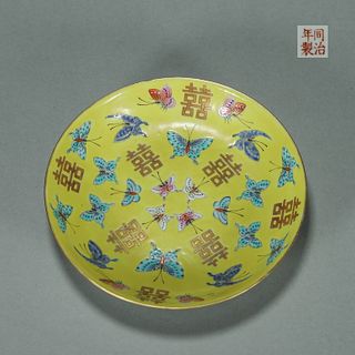 An inscribed famille rose butterfly porcelain plate