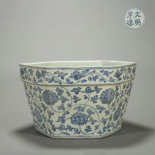 A blue and white interlocking flower porcelain hexagonal vat