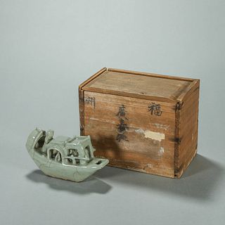 A Longquan kiln figure porcelain boat