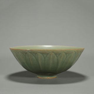 A Longquan kiln porcelain lotus petal bowl 