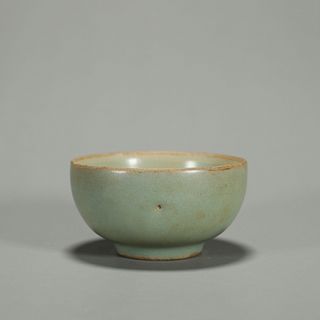 A Longquan kiln porcelain bowl