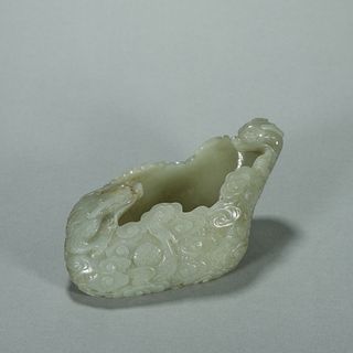 A cloud and dragon patterned Hetian jade water pot