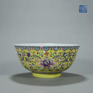 A yellow ground famille rose interlocking flower porcelain bowl