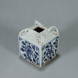 A blue and white flower porcelain dragon water pot