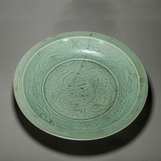 A dragon patterned Longquan kiln porcelain plate