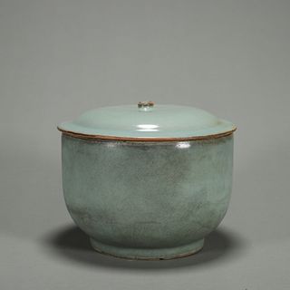A Longquan kiln porcelain covered jar