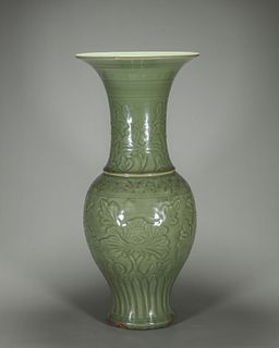A Longquan kiln flower porcelain vase