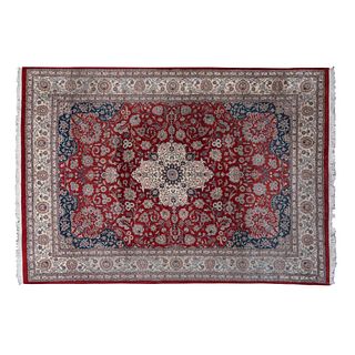 ALFOMBRA. IRÁN, SXX. Estilo MASHAD. Anudada a mano, lana y algodón, decoración floral, tonos azul, rojo y beige. 330 x 250 cm aprox.