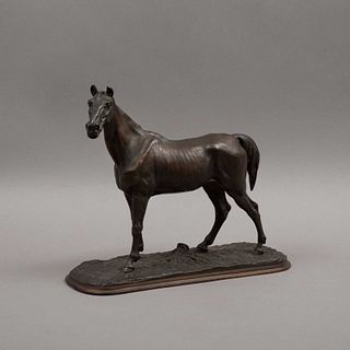 DESPUÉS DE PIERRE-JULES MÊNE (FRANCIA, 1810 - 1879). CABALLO. Fundición en metal, patinado en color marrón. Altura total: 30 cm.