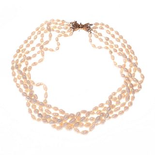 Gargantilla de cinco hilos de perlas de río con broche en oro amarillo de 10k. Peso: 70.8 g.