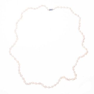 Collar de perlas con broche de plata. 89 perlas cultivadas color crema de 6 y 7 mm. Peso: 56.5 g.