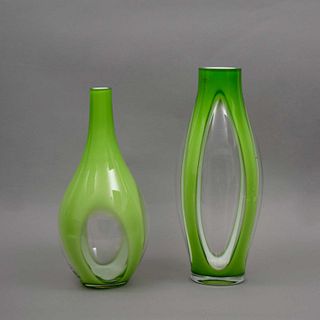 LOTE DE FLOREROS. POLONIA. SIGLO XX Elaborados en cristal con detalles en color verde. Con etiqueta de Wrzesniak Glassworks....