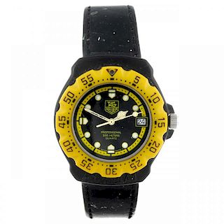 TAG HEUER - a mid-size Formula 1 wrist watch. Plastic case with stainless steel case back, with cali