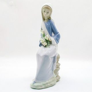 Girl with Lilies Sitting 1004972 - Lladro Porcelain Figurine