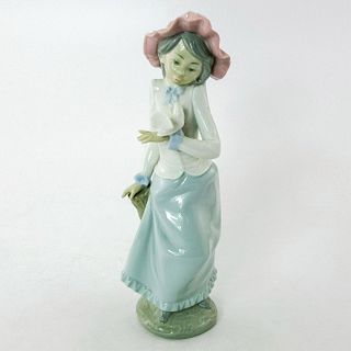Nao Lladro Figurine, Girl with Dove 320