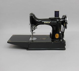 Singer 221 Featherweight Sewing Machine. 