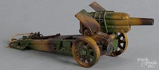 Painted tin plate field gun, 20th c., probably Marklin, 11 1/2'' l.