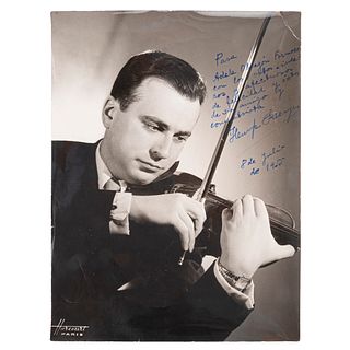 Harcourt Studio. Violinista. Paris: 1955.  Fotografía, 24 x 18 cm. Dedicada para Adela Obregón Formoso, firma ilegible...