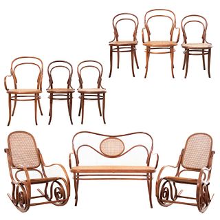 SALA. ORIGEN EUROPEO, SXX. Estilo AUSTRIACO. Elaborada en madera. Consta de: sillón, banca y 8 sillas. Con respaldos semiabiertos. Pz:9