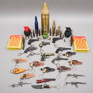 LOTE DE ARTÍCULOS VARIOS. SXX-XXI Elaborados en metal, piel y plástico. Consta de: 20 miniaturas de armas de fuego, entre otros. pz: 50