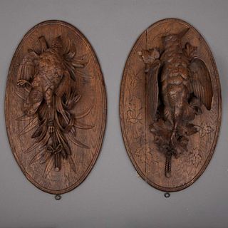 TROFEOS DE CAZA SIGLO XX. Tallas en madera Decorado con avez. 50 cm largo Piezas: 2 Detalles de conservación y fracturas