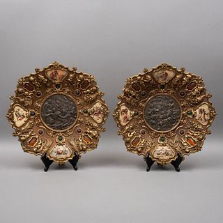 PAR DE PLATONES ORIGEN EUROPEO SIGLO XX Elaborados en metal dorado Con medallones centrales. Decorados con escenas clásica...