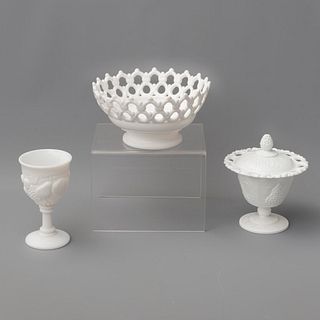 Centro de mesa, copa y dulcero. Siglo XX. Elaborados en vidrio lechoso. Uno con diseño calada y decoradas con elementos frutales.