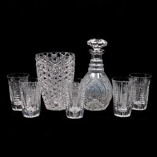 SERVICIO DE LICOR SIGLO XX. Elaborado en cristal Decorado con elementos facetados. Consta de licorera, 5 vasos y florero.