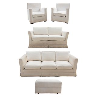 SALA. SXX. Estructura en madera. Con tapicería de tela color blanco. Consta de: 2 sillones, love seat, sofá de 3 plazas y taburete.