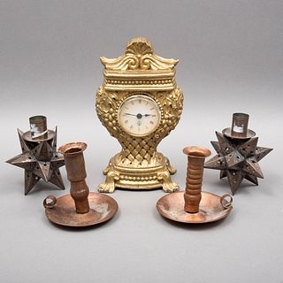 GUARNICIÓN. SXX Elaborado en resina y metal. Consta de: reloj, 4 candeleros Decorada con elementos vegetales, geométricos.