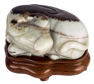 A CHINESE GRAY AND DARK BROWN JADE CARVING OF A WATER BUFFALO, QING DYNASTY, 1644-1911
