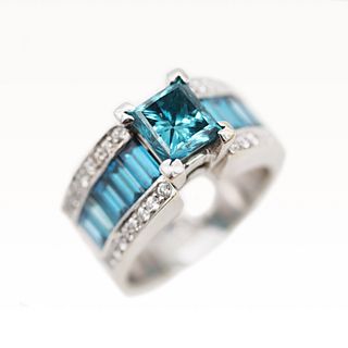 3.70Carats Blue and White Diamonds 18k Gold Ring