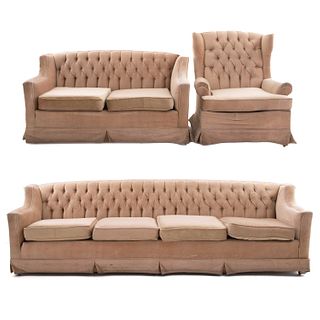 SALA. SXX. Estructura de madera. Con respaldos capitonados y asientos en tapicería color rosa. Consta de: sillón, love seat y sofá.