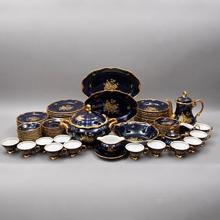 SERVICIO DE VAJILLA, porcelana Bavaria, Waldershof. Decoraciones florales en esmalte dorado sobre fondo azul cobalto, 92pz