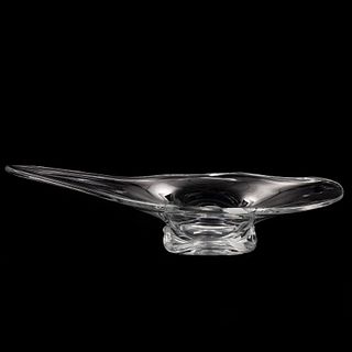 CENTRO DE MESA FRANCIA SIGLO XX. Elaborado en cristal transparente sellado JB. Diseño orgánico. Detalles de conservación....