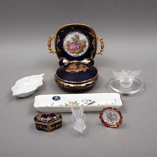LOTE MIXTO FRANCIA E INGLATERRA SIGLO XX. Elaborados en porcelana Limoges y cristal sellado Lalique. Decorados con esmalte d...