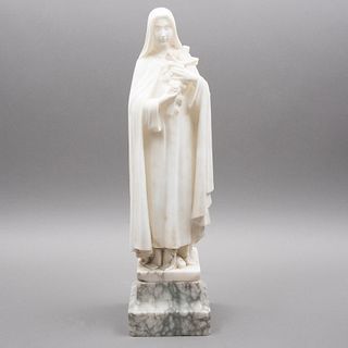 SANTA TERESITA DEL NIÑO JESÚS ITALIA, SIGLO XX Talla en alabastro sobre zócalo de mármol blanco veteado. 60.5CM