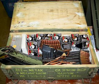 approx 800 rounds of 7.62x39 Soviet ammunition, in vintage ammo crate with three 30 round AK magazin