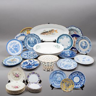 Lote de porcelana europea y mexicana, elaborado en Talavera, cerámica y porcelana. Consta de 29 platos, platón, centro de mesa y platón para aguamanil